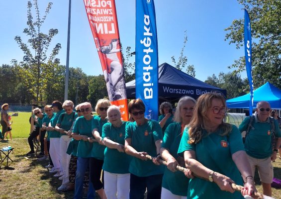 Sport, uśmiech i przeciąganie liny na zakończenie Warszawskiej Olimpiady Seniorów